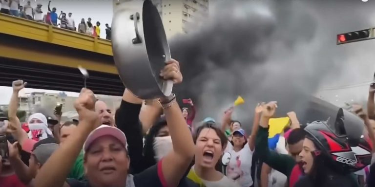 Manifestanti in Venezuela per contestare l'annuncio della rielezione del presidente uscente Maduro