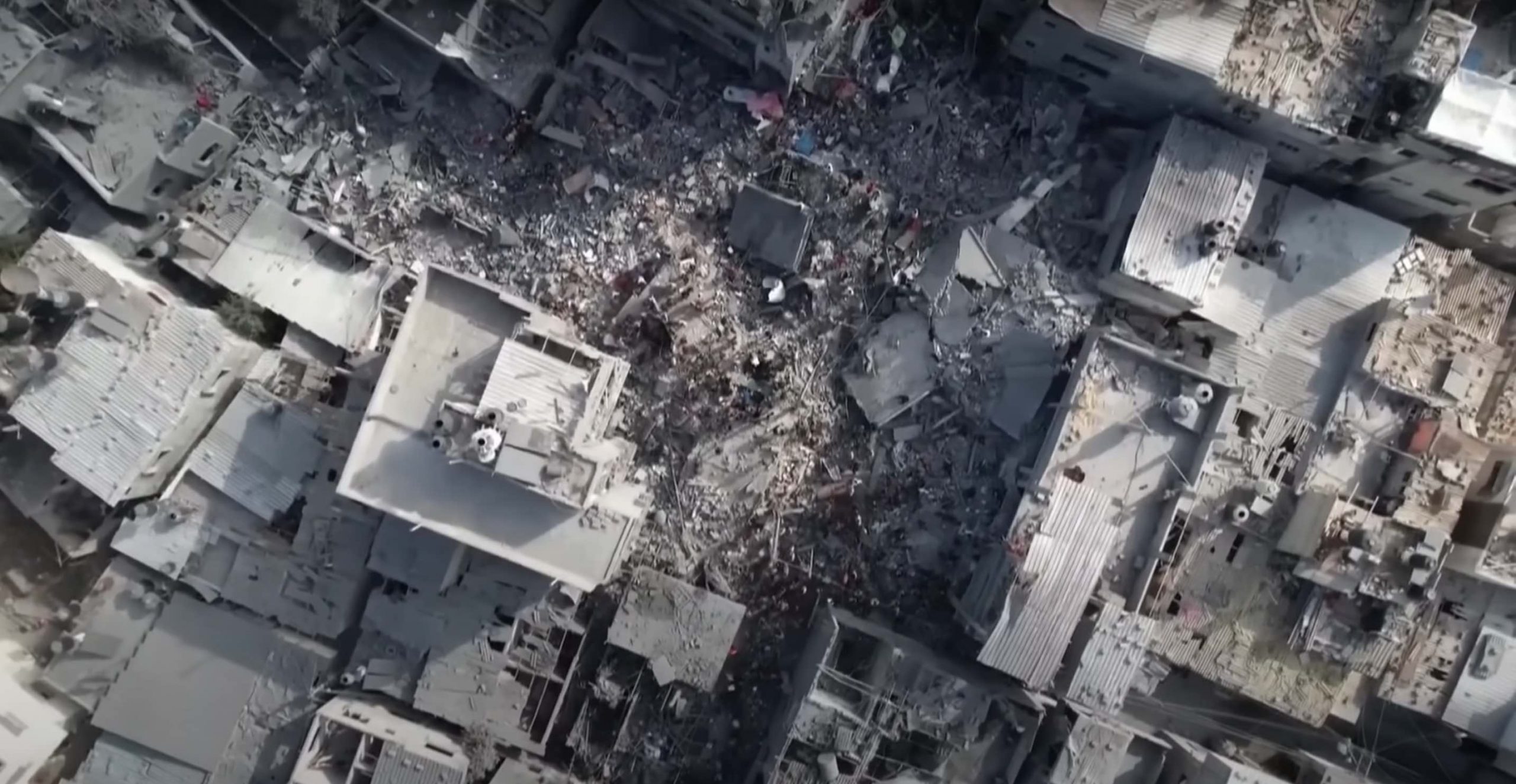 Una vista dall'alto di palazzi bombardati a Gaza. Il Regno Unito ha vietato parzialmente la vendita di armi a Israele se usate per attaccare Gaza.