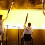 I tedofori accendono la fiamma olimpica alle Paralimpiadi di Parigi 2024.