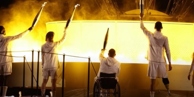 I tedofori accendono la fiamma olimpica alle Paralimpiadi di Parigi 2024.