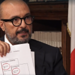 Gennaro Sangiuliano mostra lo stampato con le prenotazioni di biglietti aerei, durante l'intervista trasmessa dal tg1