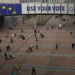 Una vista del parlamento europeo con la scritta "Use your vote" in occasione delle elezioni europee. Alcuni documenti rivelano il tentativo di interferire da parte della Russia.