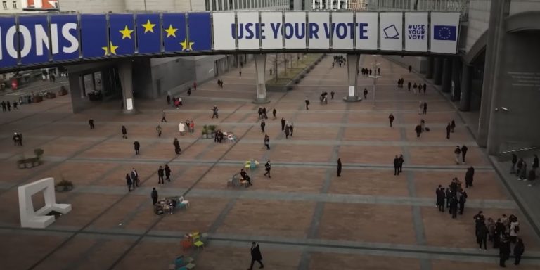 Una vista del parlamento europeo con la scritta "Use your vote" in occasione delle elezioni europee. Alcuni documenti rivelano il tentativo di interferire da parte della Russia.