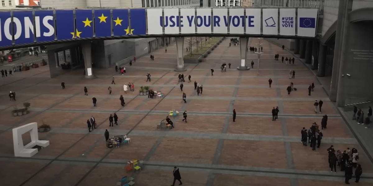 Una vista del parlamento europeo con la scritta "Use your vote" in occasione delle elezioni europee. Alcuni documenti rivelano il tentativo di interferire da parte della Russia.