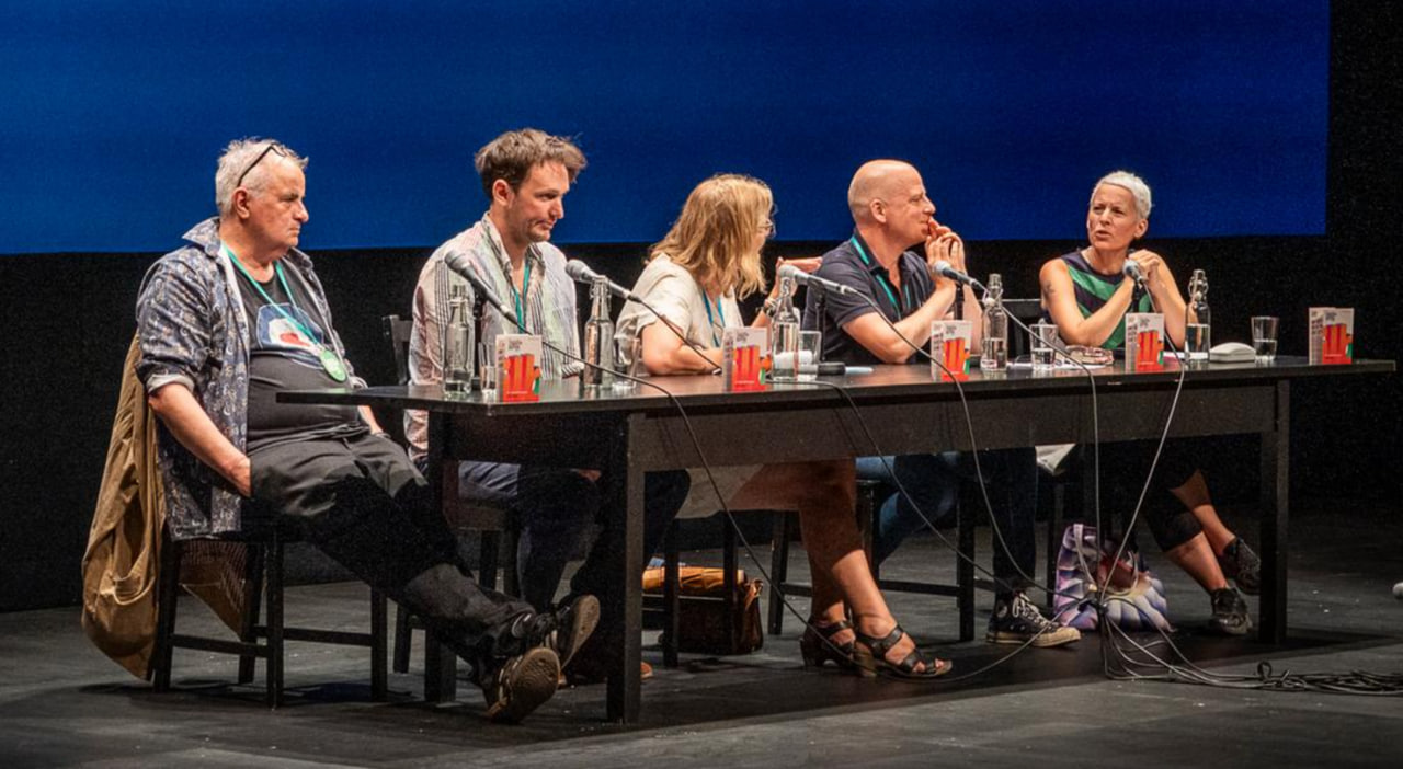 Un momento del panel sul movimento Boycott, Divestment and Sanctions (BDS), etichettato dal governo tedesco come "antisemita" durante il Festival di Letteratura di Berlino in Germania.