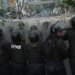 La polizia in assetto antisommossa nelle strade di Caracas durante le manifestazioni contro Maduro in Venezuela.