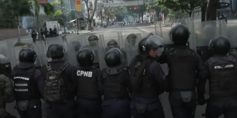 La polizia in assetto antisommossa nelle strade di Caracas durante le manifestazioni contro Maduro in Venezuela.