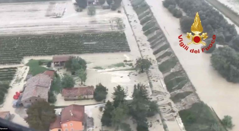 Un'immagine dall'alto dall'elicottero dei vigili del fuoco mostra le inondazioni in Emilia-Romagna causate dal ciclone Boris