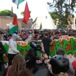 Un gruppo dipersone con striscioni e bandiere della Palestina si spostano a piazza Ostiense a Roma durante la manifestazione per la Palestina del 5 ottobre.