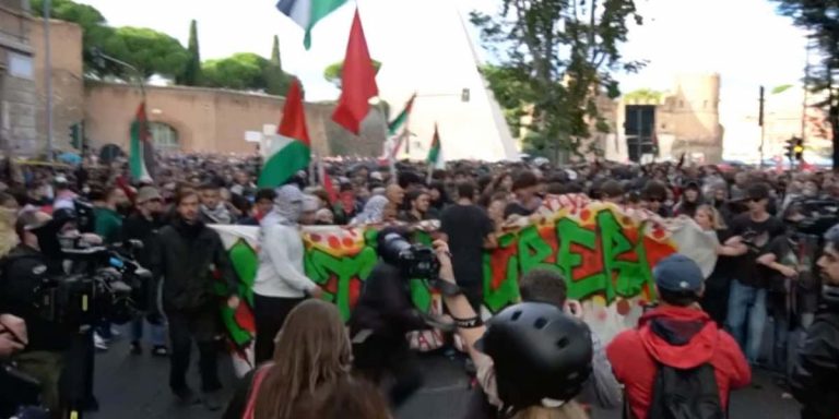 Un gruppo dipersone con striscioni e bandiere della Palestina si spostano a piazza Ostiense a Roma durante la manifestazione per la Palestina del 5 ottobre.