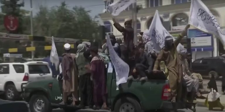 Un gruppo di Talebani su un'auto. La repressione del regime non sta colpendo solo le donne ma anche uomini.