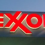 L'insegna di ExxonMobil. Come rileva un report della International Trade Union Confederation (ITUC), le grandi imprese, nel tentativo appunto di massimizzare i loro profitti, hanno innescato degli effetti a cascata che erodono, giorno dopo giorno, il supporto verso la democrazia e il suo corretto funzionamento.