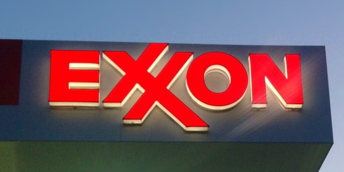 L'insegna di ExxonMobil. Come rileva un report della International Trade Union Confederation (ITUC), le grandi imprese, nel tentativo appunto di massimizzare i loro profitti, hanno innescato degli effetti a cascata che erodono, giorno dopo giorno, il supporto verso la democrazia e il suo corretto funzionamento.