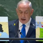 Il primo ministro israeliano Benjamin Netanyahu mostra le mappe con l'espansione di Israele durante il suo ultimo intervento alle Nazioni Unite.