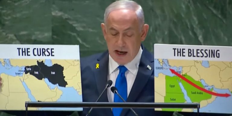 Il primo ministro israeliano Benjamin Netanyahu mostra le mappe con l'espansione di Israele durante il suo ultimo intervento alle Nazioni Unite.