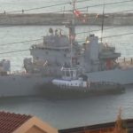 La nave della marina militare italiana con a bordo 16 migranti mentre approda in Albania.