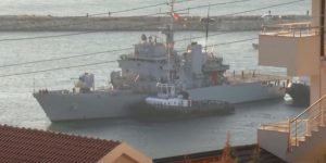 La nave della marina militare italiana con a bordo 16 migranti mentre approda in Albania.