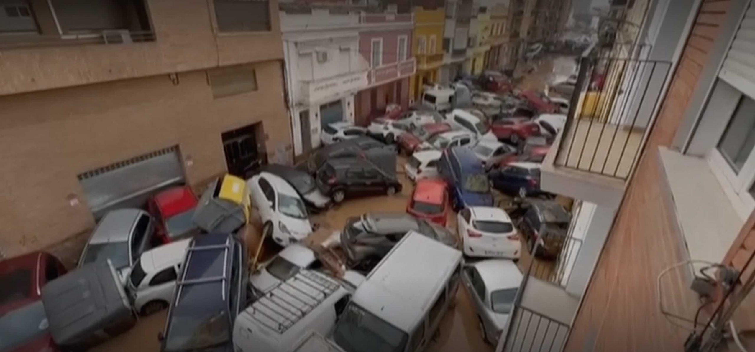 Le auto accatastate in una strada di Valencia