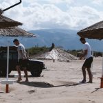 Due persone passeggiano su una spiaggia di Valona in Albania