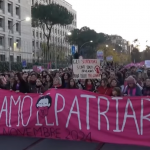 manifestazione non una di meno, una folla di manifestant* davanti allo striscione (rosa, con scritta bianca) "Disarmiamo il patriarcato"