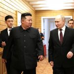 Kim e Putin passeggiano insieme durante la visita del leader russo in Corea del Nord