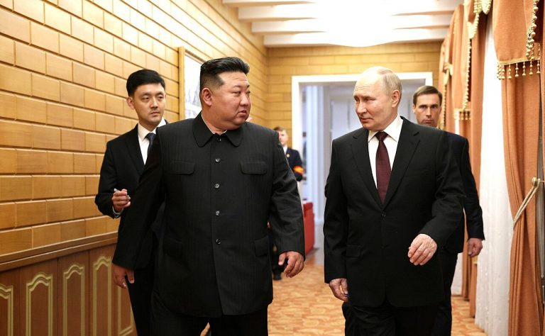 Kim e Putin passeggiano insieme durante la visita del leader russo in Corea del Nord