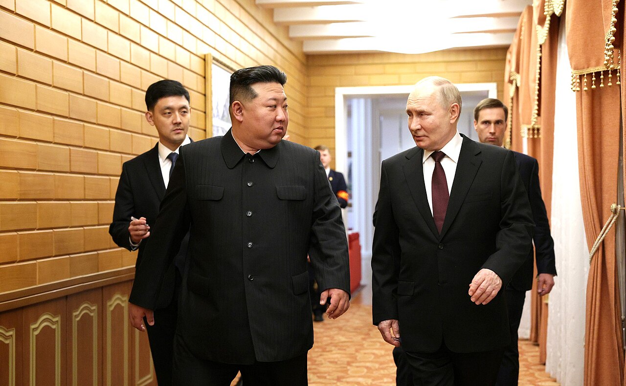 Kim e Putin passeggiano insieme durante la visita del leader russo in Corea del Nord