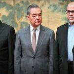 Mahmoud al-Aloul, vice leader del partito Fatah, Wang Yi, ministro degli Esteri cinese, e Mousa Abu Marzouk, membro di spicco di Hamas, a Pechino lo scorso luglio per raggiungere un accordo tra i vari movimenti presenti in Palestina.