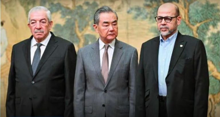 Mahmoud al-Aloul, vice leader del partito Fatah, Wang Yi, ministro degli Esteri cinese, e Mousa Abu Marzouk, membro di spicco di Hamas, a Pechino lo scorso luglio per raggiungere un accordo tra i vari movimenti presenti in Palestina.