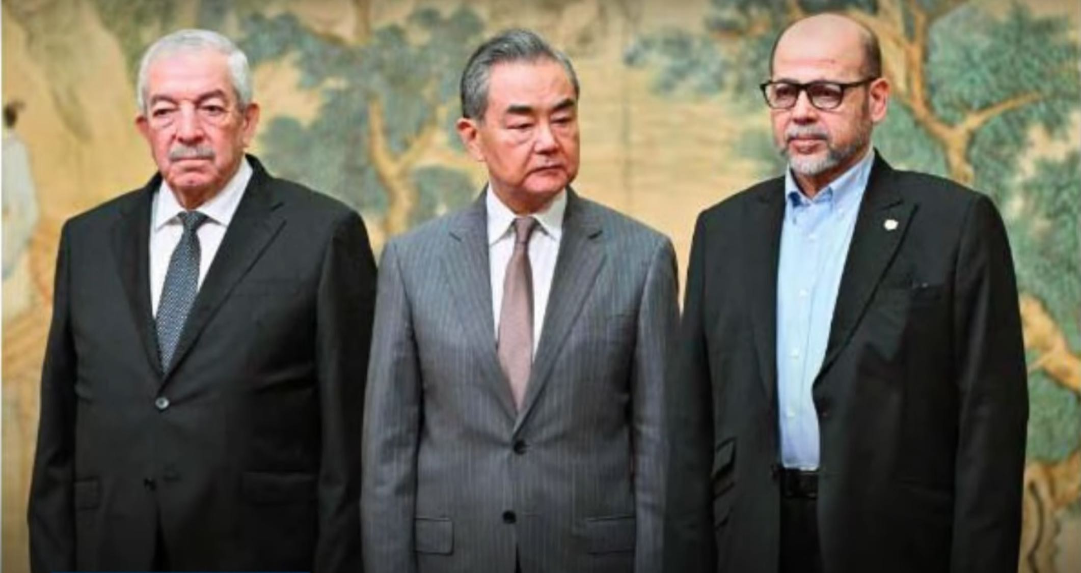 Mahmoud al-Aloul, vice leader del partito Fatah, Wang Yi, ministro degli Esteri cinese, e Mousa Abu Marzouk, membro di spicco di Hamas, a Pechino lo scorso luglio per raggiungere un accordo tra i vari movimenti presenti in Palestina.