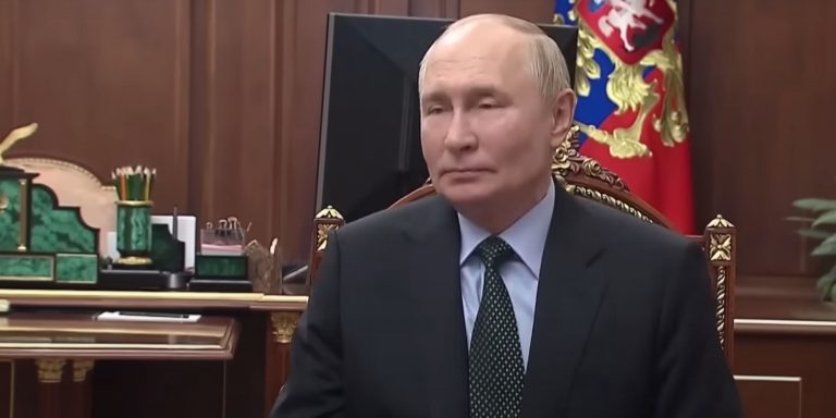 Il presidente russo Vladimir Putin mentre annuncia di aver cambiato la dottrina nucleare