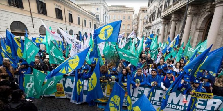 Un'immagine dei medici che scioperano a Roma per chiedere maggiori investimenti nella Sanità e di intervenire sulle aggressioni