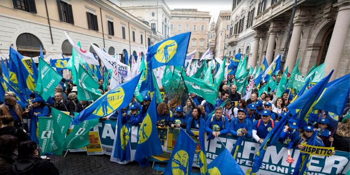 Un'immagine dei medici che scioperano a Roma per chiedere maggiori investimenti nella Sanità e di intervenire sulle aggressioni