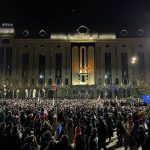 Cittadini della Georgia in piazza a Tbilisi per protestare contro la decisione del governo di rinunciare all'adesione all'Unione Europea