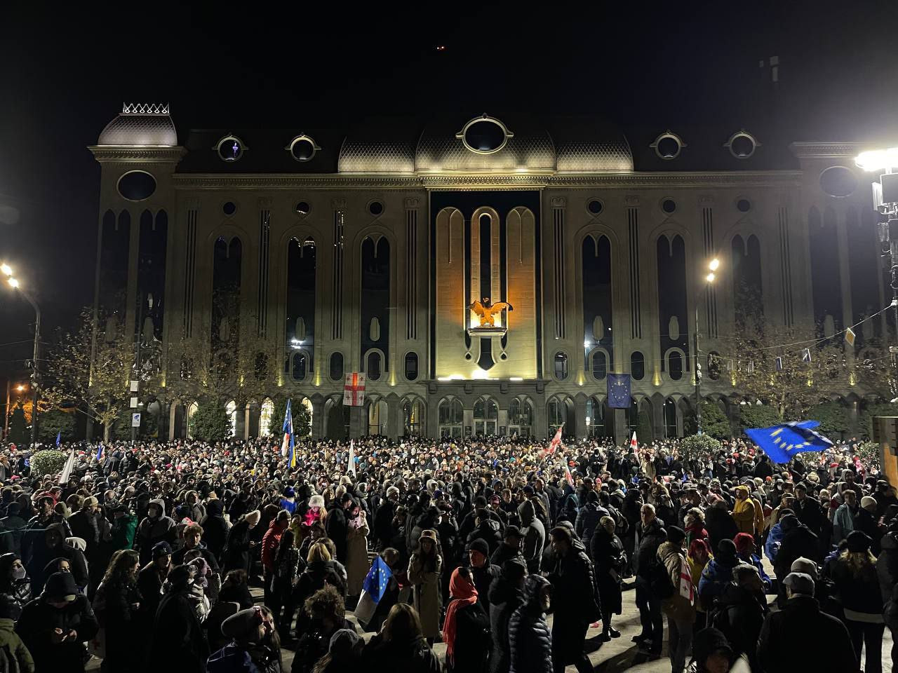 Cittadini della Georgia in piazza a Tbilisi per protestare contro la decisione del governo di rinunciare all'adesione all'Unione Europea