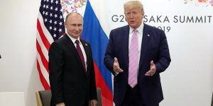 Il presidente russo Putin e il neo presidente americano Trump insieme a un vertice del 2020