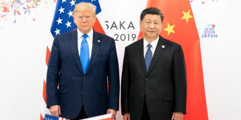 Trump e Xi posano insieme durante un incontro a G20 di Osaka nel 2019