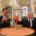 Il presidente della Russia Vladimir Putin e l'ex capo del regime in Siria Assad accendono una candela insieme da un cero.