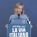 Giorgia Meloni durante il suo discorso ad Atreju. Il leggio reca la scritta "Atreju - la via italiana"