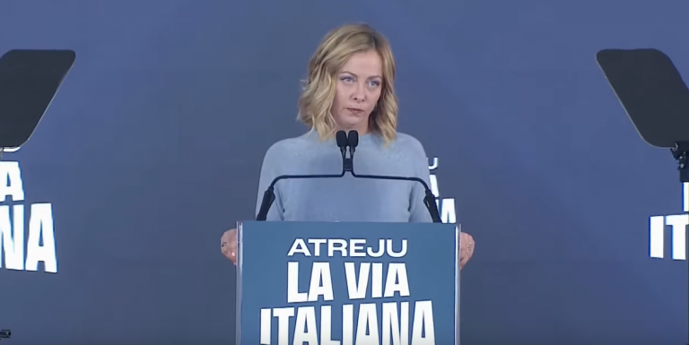 Giorgia Meloni durante il suo discorso ad Atreju. Il leggio reca la scritta "Atreju - la via italiana"