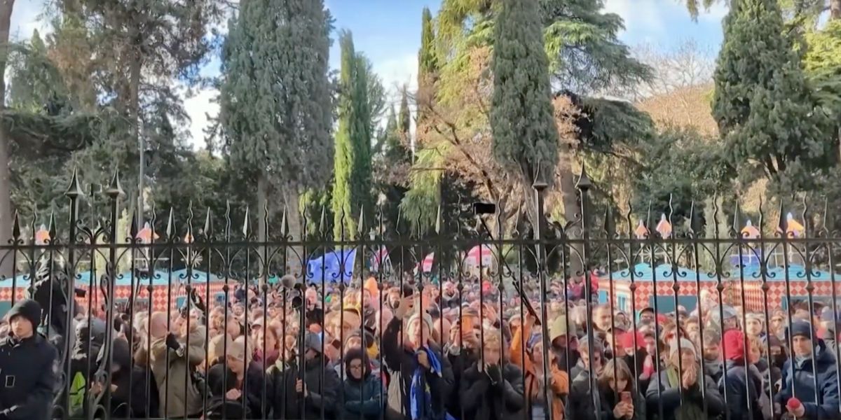 Ancora cittadini georgiani per strada protestano dopo l'elezione del nuovo presidente della Georgia Kavelashvili.