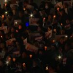 Manifestanti con le candele accese in Corea del Sud per protestare contro la decisione del presidente di introdurre la legge marziale.