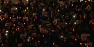 Manifestanti con le candele accese in Corea del Sud per protestare contro la decisione del presidente di introdurre la legge marziale.