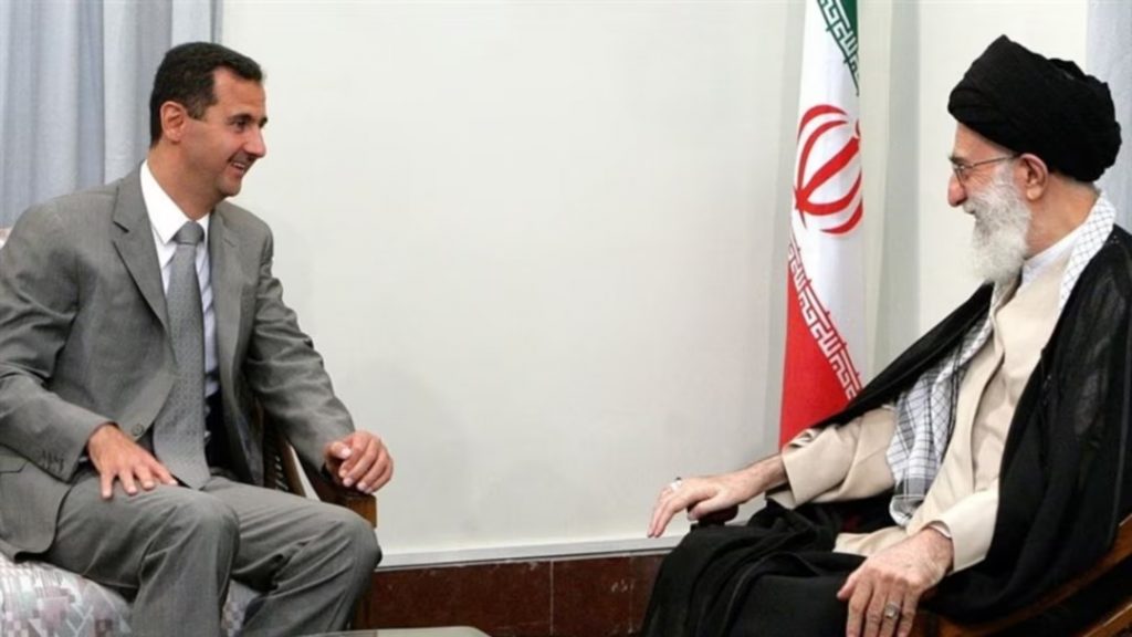 Assad seduto mentre chiacchiera con l'ayatollah Ali Khamenei quando era solido l'asse tra Siria e Iran.