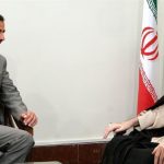 Assad seduto mentre chiacchiera con l'ayatollah Ali Khamenei quando era solido l'asse tra Siria e Iran.