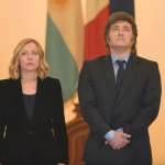 Javier Milei in posa con Giorgia Meloni (alla sua sinistra), dietro di loro due militari in divisa (un uomo e una donna) con la sciabola alzata