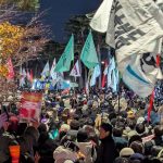 Manifestanti in difesa della democrazia in Corea del Sud dopo il mancato impeachment del presidente Yoon Suk-yeol.