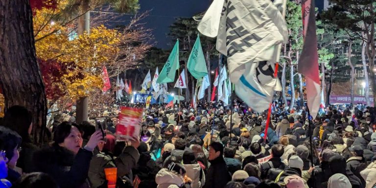 Manifestanti in difesa della democrazia in Corea del Sud dopo il mancato impeachment del presidente Yoon Suk-yeol.