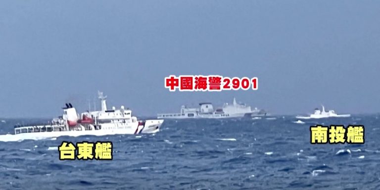 Alcune navi della Cina al largo dello Stretto di Taiwan.