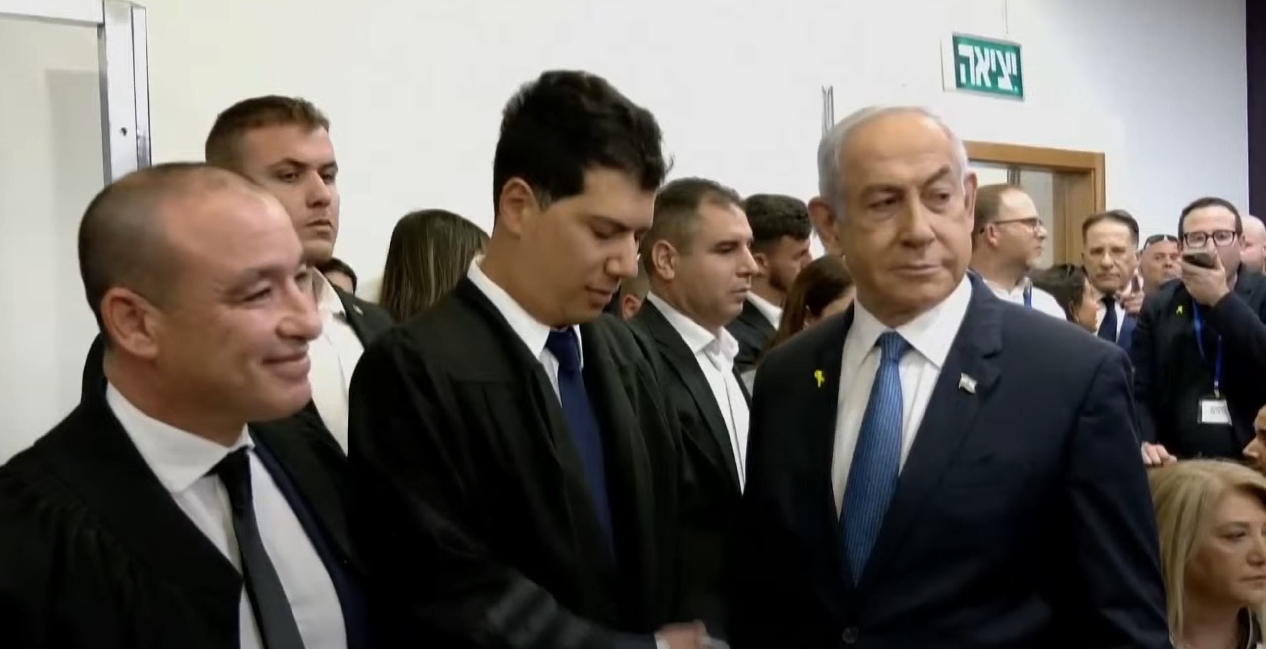 Il primo ministro israeliano Netanyahu stringe la mano al suo avvocato difensore poco prima di iniziare la sua udienza in tribunale nel processo che lo vede coinvolto.